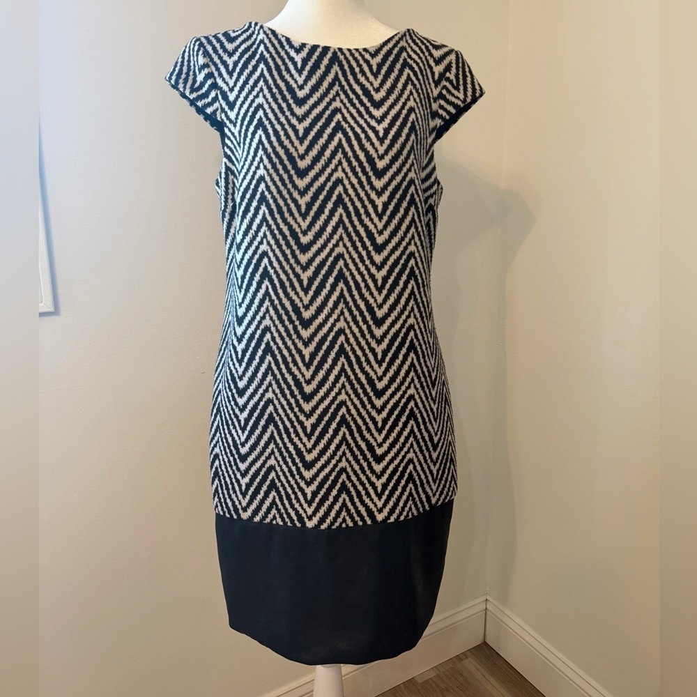 Muse Size 8 Black and White Chevron Print Cap Sleeve Dress